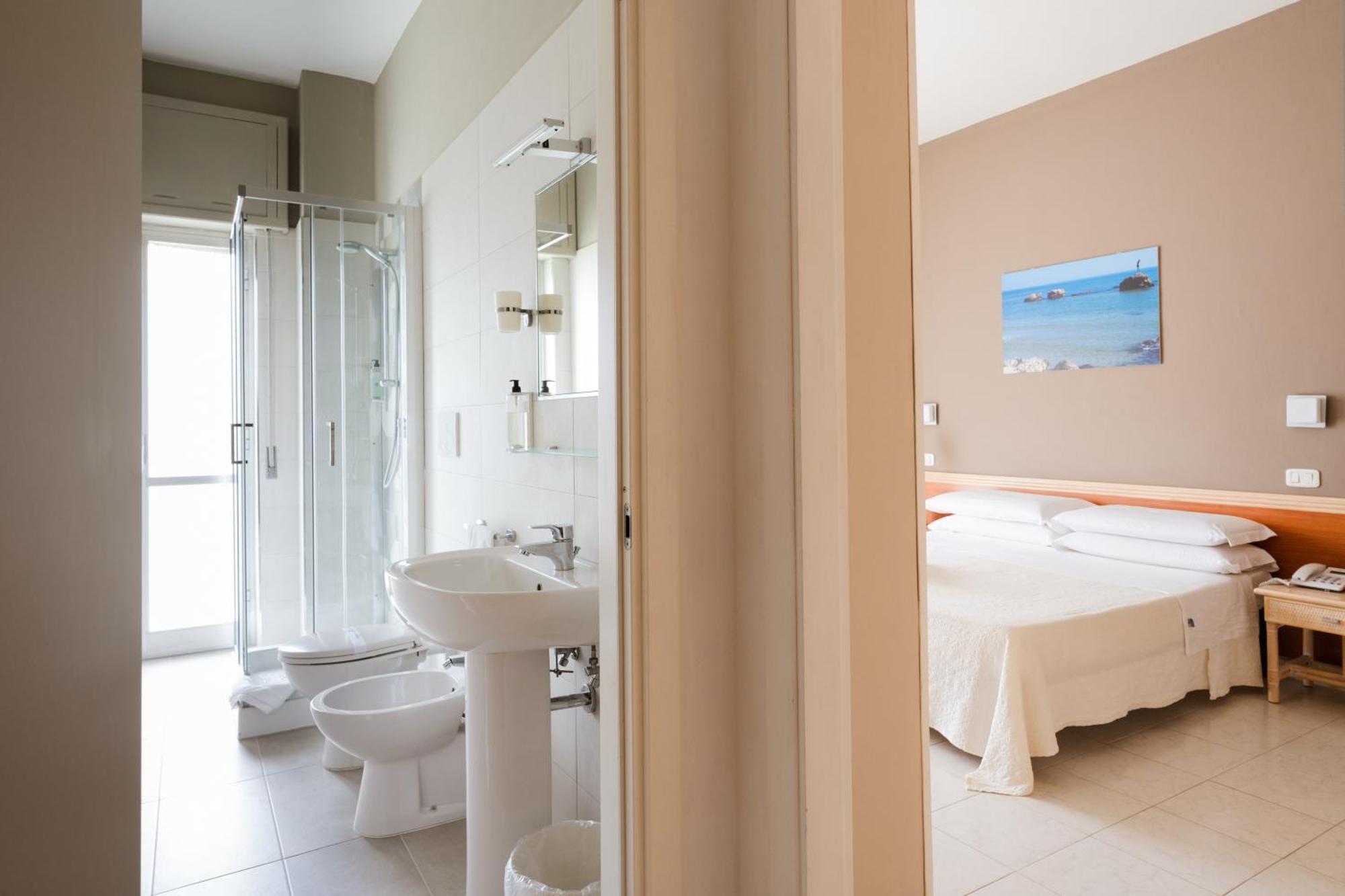 Hotel Holiday Vasto Exterior photo